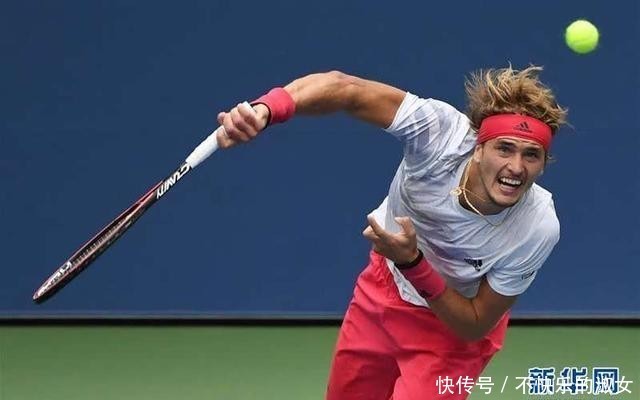 展示了足球 展示了足球